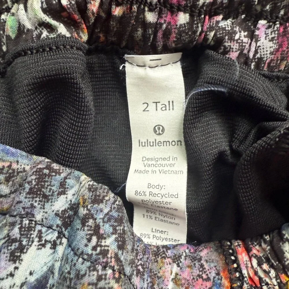 Lululemon Hottie Hot Shorts, size 2 Tall - Picture 2 of 3